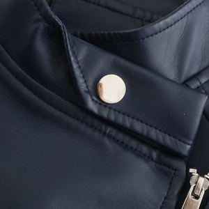 Détail du col en cuir PU bleu marine avec bouton-pression en métal argenté et fermeture éclair