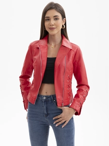 Détail de la veste en cuir rouge avec œillets métalliques et laçage latéral décoratif