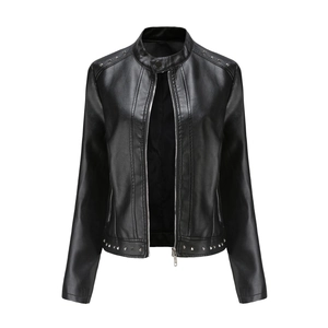 Damen Bikerjacke aus schwarzem Kunstleder mit Stehkragen und silbernen Nieten-Details