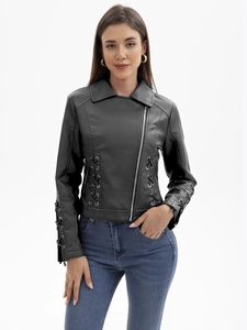 Détail de la veste en similicuir noir avec laçage latéral et fermetures éclair en métal