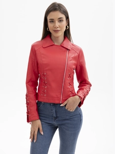 Détails de la veste en similicuir rouge avec laçage latéral et fermeture éclair diagonale