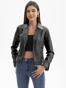 Détail d'une veste en similicuir noir avec manches à lacets et fermetures éclair argentées
