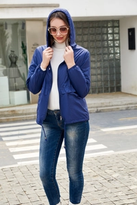 Photo de rue d'une veste à capuche bleu marine pour femme avec poches et poignets élastiques