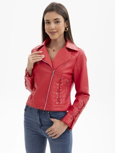 Détail de la veste en cuir PU rouge avec œillets métalliques et lacets sur les manches