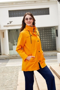 Detail einer hellen orangen Outdoorjacke mit Kapuze, Kordelzug und praktischen Taschen