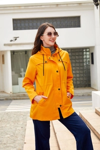 Detailansicht der hellorangen Damen Windjacke mit Kapuze und praktischem Druckknopfverschluss