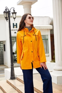 Detail einer orangefarbenen Regenjacke mit Kordelzug an der Taille und großen Taschen