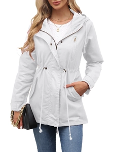Detalle de parka blanca de algodón con cordón ajustable en la cintura y cremallera de metal oro