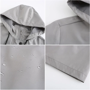 Detailansicht des wasserdichten grauen Kapuzen-Windbreakers mit Wassertropfen und Reißverschluss