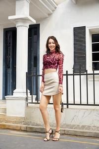 Ensemble mode avec haut court en résille léopard et mini-jupe en similicuir beige