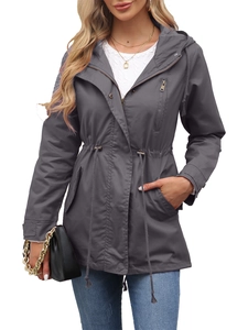 Detalle de parka gris oscuro con capucha, cordón en la cintura y cremalleras metálicas