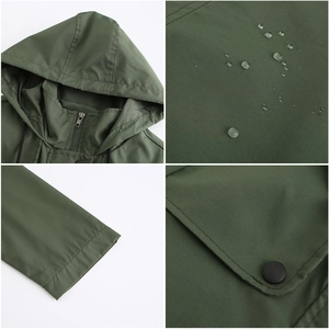 Makrodetails einer armee-grünen wasserdichten Kapuzenjacke mit Tropfen und Druckknopftaschen
