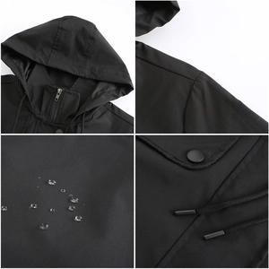 Detailansicht der wasserabweisenden schwarzen Kapuzenjacke mit Reißverschluss und Kordelzug