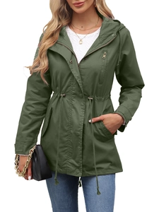 Detalle de la parka con capucha verde militar con cordón ajustable y bolsillos con cremallera