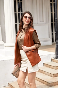 Détail d'un gilet élégant en similicuir marron avec poches à rabat sur un mannequin