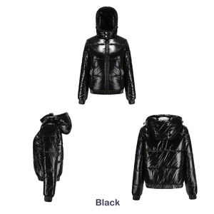 Tres vistas de la chaqueta acolchada negra brillante con capucha en tejido 20D repelente
