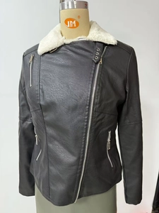 Détail d'un blouson motard en simili cuir noir avec col en peau de mouton blanche et zips argentés