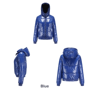 Vista de tres ángulos de la chaqueta azul brillante con capucha y acabado 20D repelente