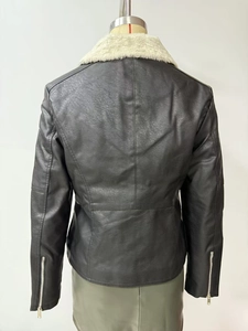 Détail du dos de la veste en cuir avec col en peluche et poignets zippés sur mannequin