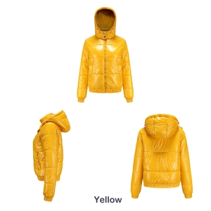 Detalle de chaqueta con capucha amarillo brillante que muestra frente, lado y espalda