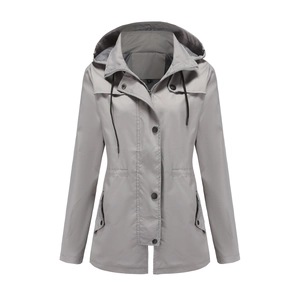Detail von hellgrauem Windbreaker mit Kordelzugkapuze und Druckknopftaschen im Freien