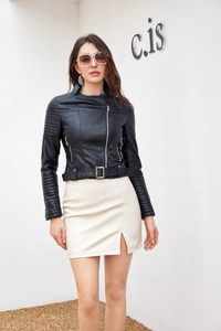 Detailansicht einer schwarzen Bikerjacke mit gesteppten Schultern und Gürtel am Model