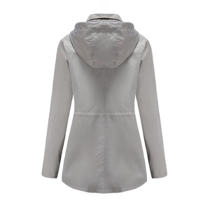 Rückansicht eines grauen Damen-Windbreakers mit Taillennaht und wasserdichtem Material