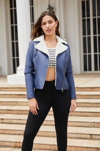 Détail de la veste en similicuir bleu avec col en fausse fourrure blanche et fermeture éclair