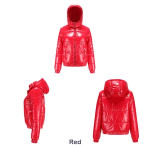 Vistas detalladas frontal, lateral y trasera de la chaqueta roja brillante para mujer