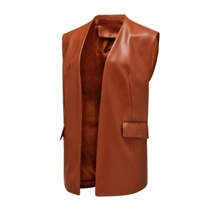 Détail du gilet en similicuir marron avec rabats de poche décoratifs et devant ouvert