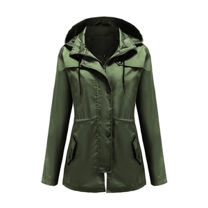 Detail eines olivgrünen Damen-Windbreakers mit S-Größenetikett und Kordelzug an der Taille