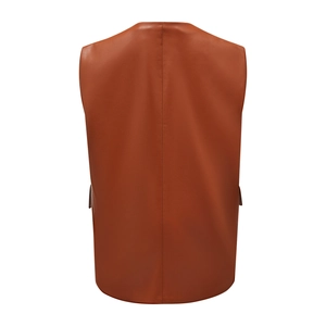 Détail de la couture verticale et de la texture cuir au dos du gilet marron en PU