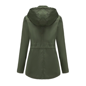 Rückansicht des dunkelgrünen Windbreakers mit Kapuze und verstellbarem Kordelzug