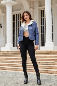 Veste en cuir bleu marine doublée de laine sur mannequin devant une architecture classique