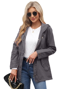 Detalle de chaqueta gris oscuro con capucha, cremallera metálica, broches y cordón de cintura