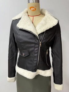 Détail de la veste en similicuir noir avec doublure en polaire blanche et zips en métal
