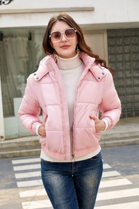 Detalle de chaqueta acolchada rosa brillante con capucha y cremallera metálica