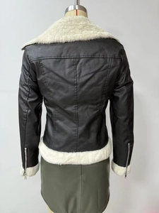 Vue arrière d'une veste en cuir pour femme avec doublure polaire et bordure en fourrure