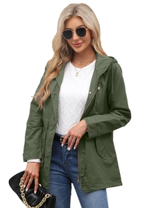 Detalle de parka con capucha verde oscuro con cremallera y cintura con cordón