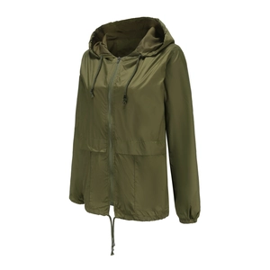 Détail du coupe-vent vert olive avec capuche à cordon et grandes poches à rabat