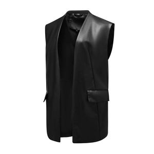 Détail de gilet ample en similicuir noir montrant coutures et poches à rabat