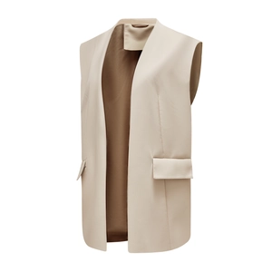 Détail du gilet sans manches en cuir PU beige avec grandes poches à rabat