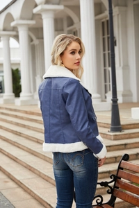 Détail de la veste en cuir bleu marine avec col en peau de mouton blanc et zip