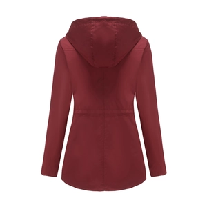 Rückansicht eines langen weinroten Windbreakers mit Kapuze und verstellbarem Kordelzug
