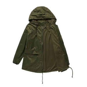 Détail du coupe-vent vert armée avec doublure en maille et cordons réglables