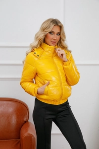 Detalle de una chaqueta amarilla brillante con capucha en tejido recubierto impermeable