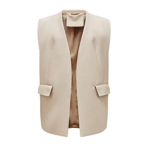 Vue détaillée du gilet beige en similicuir avec poches plaquées et texture lisse et douce