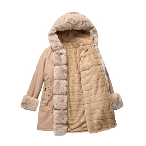 Dettaglio della fodera in ecopelliccia e della coulisse in vita del parka invernale