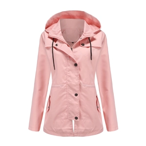 Detailansicht der rosa Damen-Windjacke mit verstellbarem Kordelzug und schwarzen Druckknöpfen