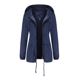 Détails de la veste à capuche bleu marine avec cordon de serrage et doublure en maille